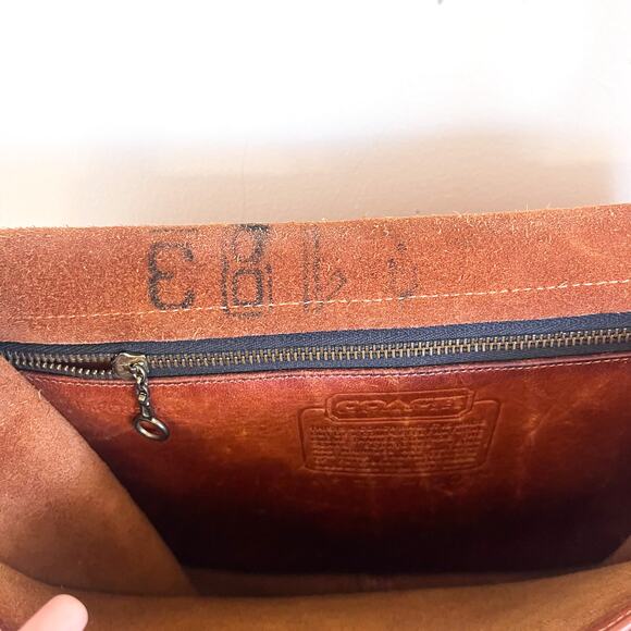 Vintage Coach Saddle Shoulder Bag British Tan Cowhide Leather Flap 70s USA 8101 - Picture 10 of 16